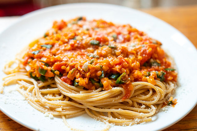 Linsenbolognese mit Pasta und Frühlingszwiebeln von schlabbermaus| Chefkoch