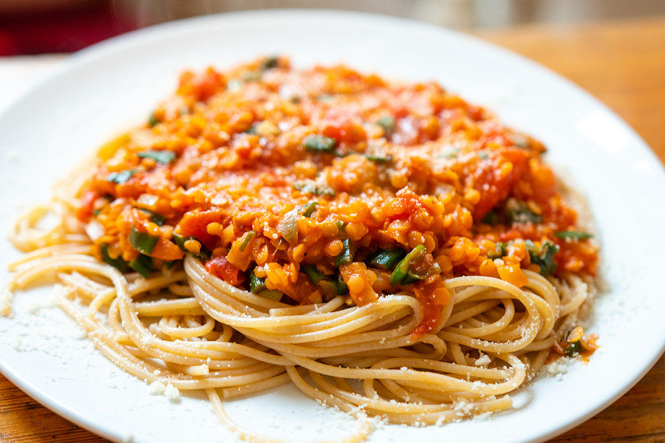 Linsenbolognese mit Pasta und Frühlingszwiebeln