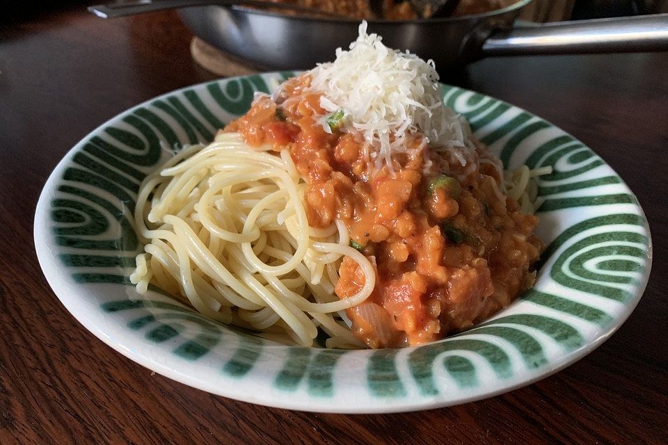 Linsenbolognese mit Pasta und Frühlingszwiebeln