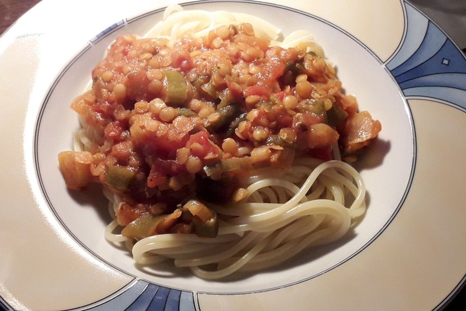 Linsenbolognese mit Pasta und Frühlingszwiebeln