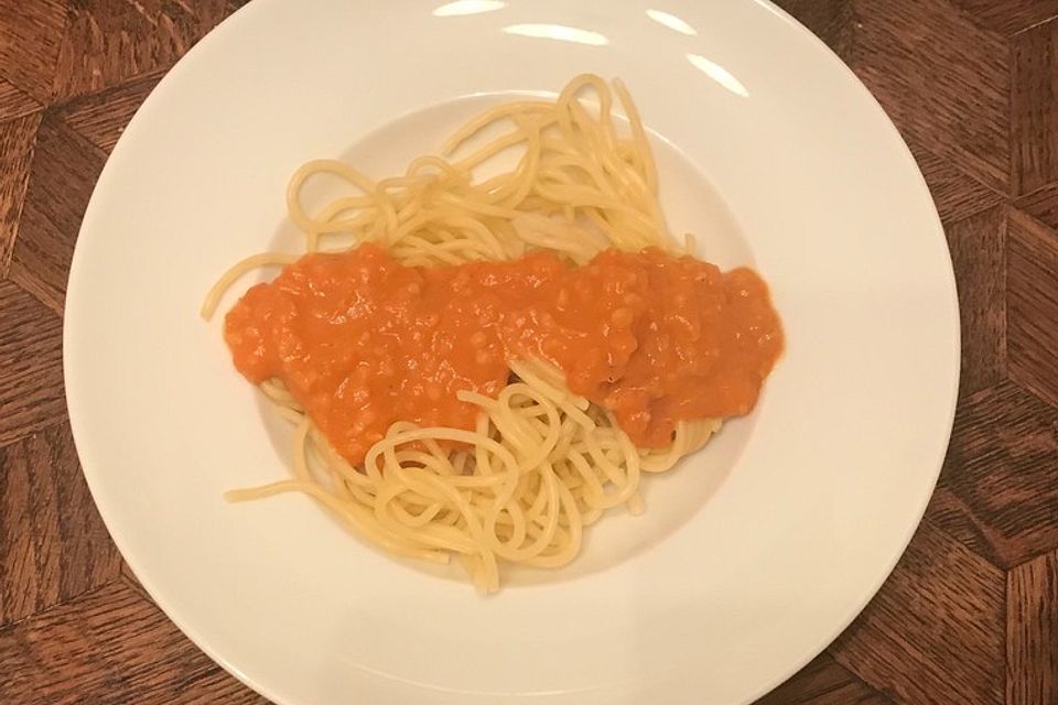 Linsenbolognese mit Pasta und Frühlingszwiebeln