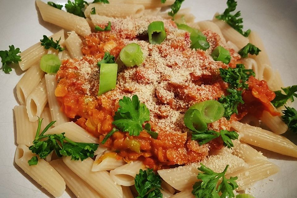 Linsenbolognese mit Pasta und Frühlingszwiebeln