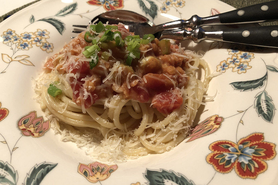 Linsenbolognese mit Pasta und Frühlingszwiebeln