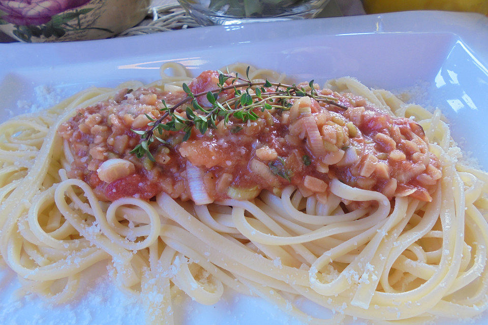 Linsenbolognese mit Pasta und Frühlingszwiebeln