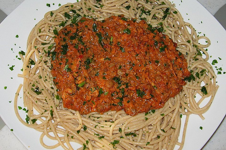 Linsenbolognese mit Pasta und Frühlingszwiebeln