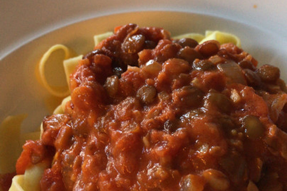 Linsenbolognese mit Pasta und Frühlingszwiebeln