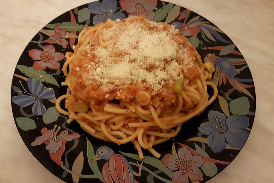 Linsenbolognese mit Pasta und Frühlingszwiebeln