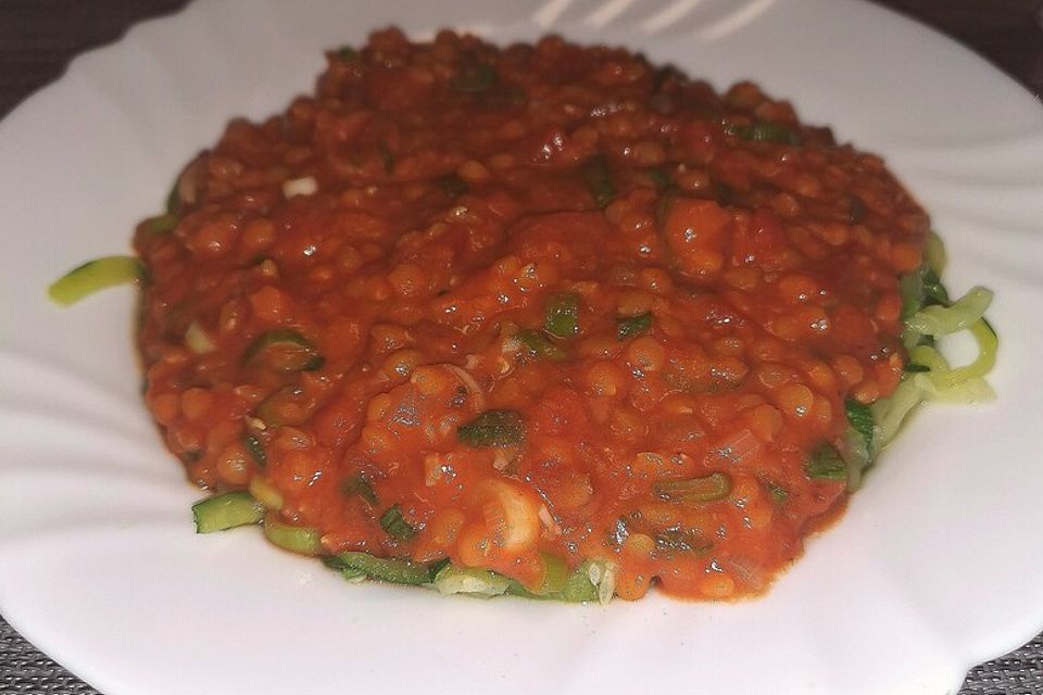 Linsenbolognese mit Pasta und Frühlingszwiebeln