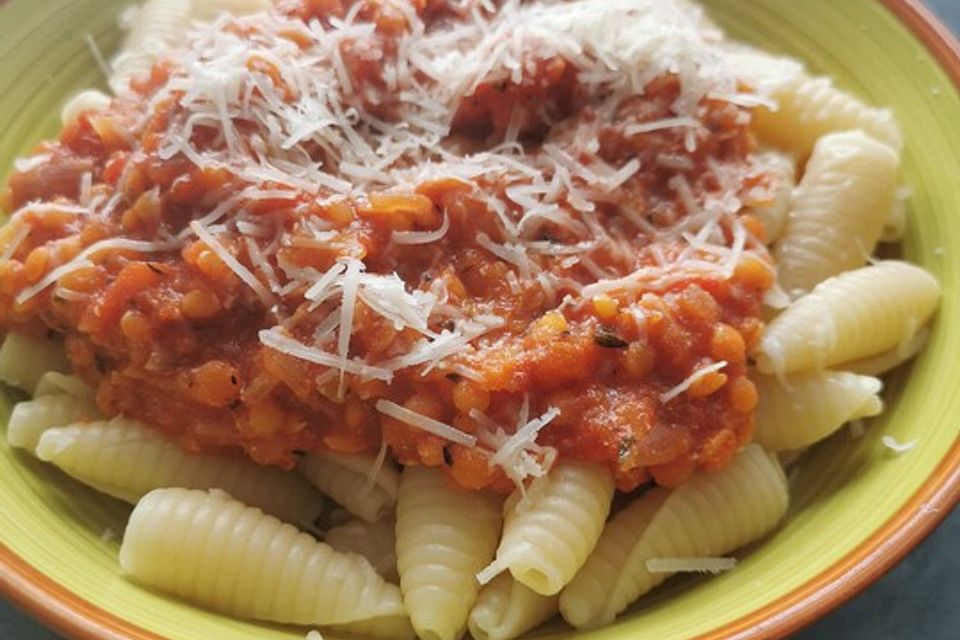 Linsenbolognese mit Pasta und Frühlingszwiebeln