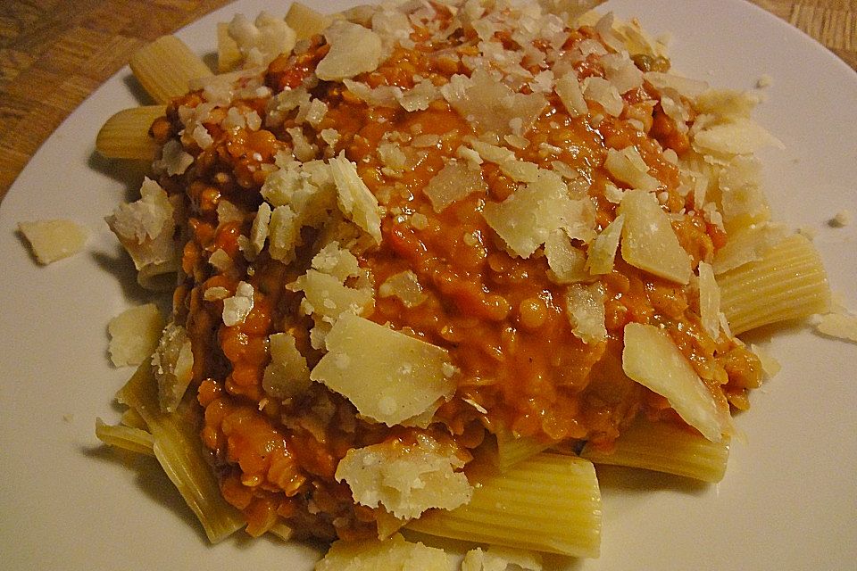 Linsenbolognese mit Pasta und Frühlingszwiebeln