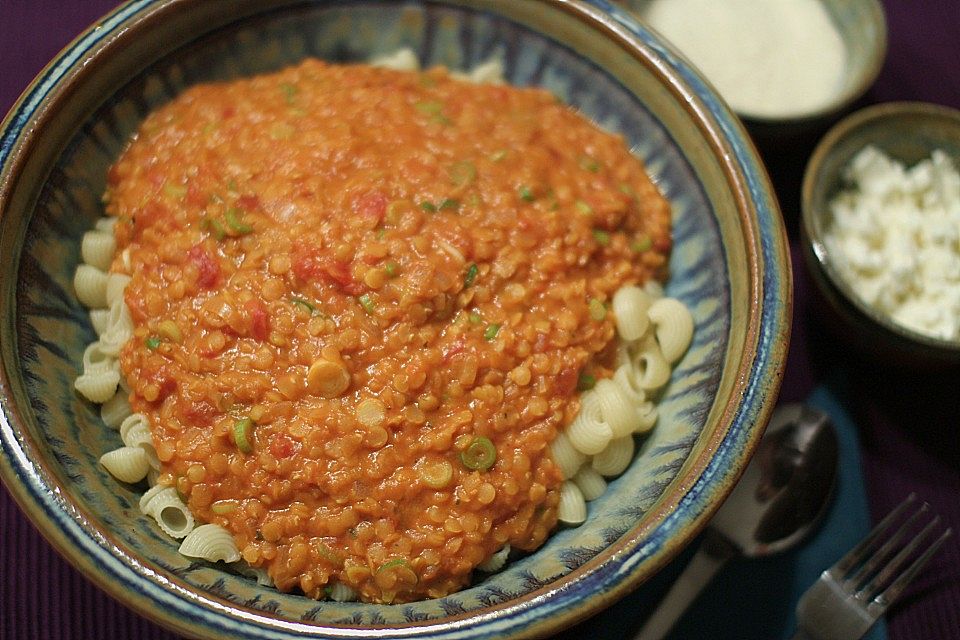 Linsenbolognese mit Pasta und Frühlingszwiebeln