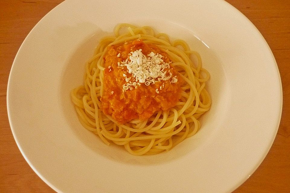 Linsenbolognese mit Pasta und Frühlingszwiebeln