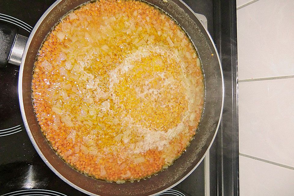 Linsenbolognese mit Pasta und Frühlingszwiebeln