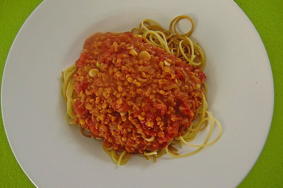 Linsenbolognese mit Pasta und Frühlingszwiebeln