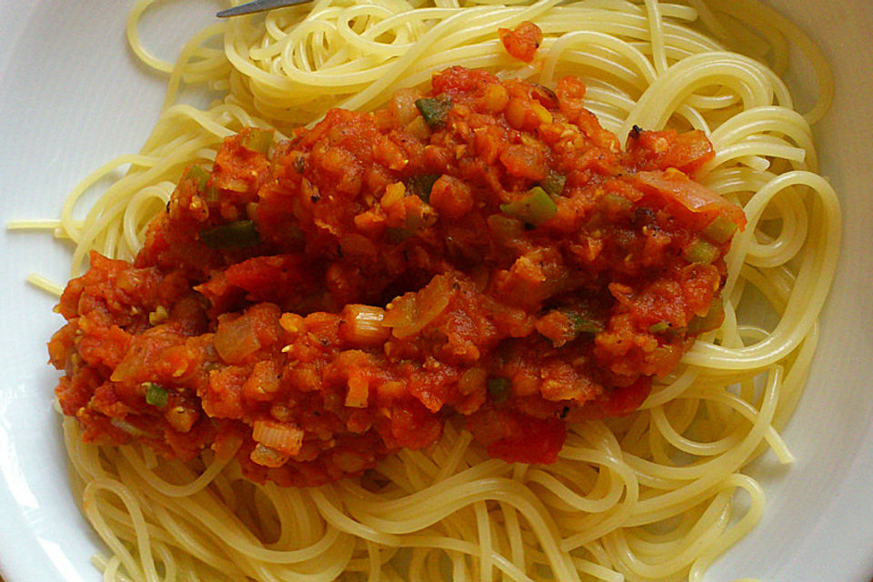 Linsenbolognese mit Pasta und Frühlingszwiebeln