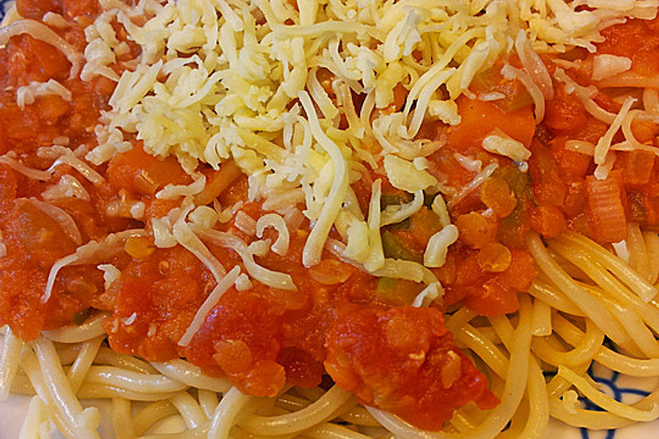 Linsenbolognese mit Pasta und Frühlingszwiebeln