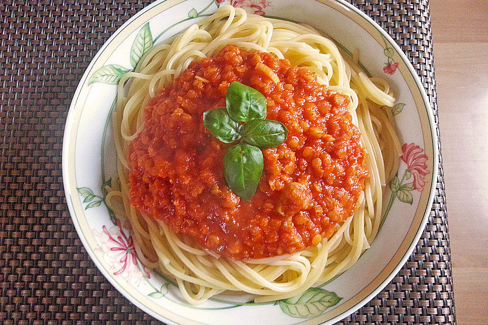 Linsenbolognese mit Pasta und Frühlingszwiebeln