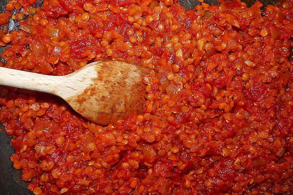 Linsenbolognese mit Pasta und Frühlingszwiebeln