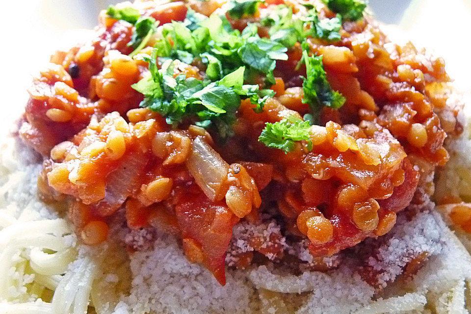 Linsenbolognese mit Pasta und Frühlingszwiebeln