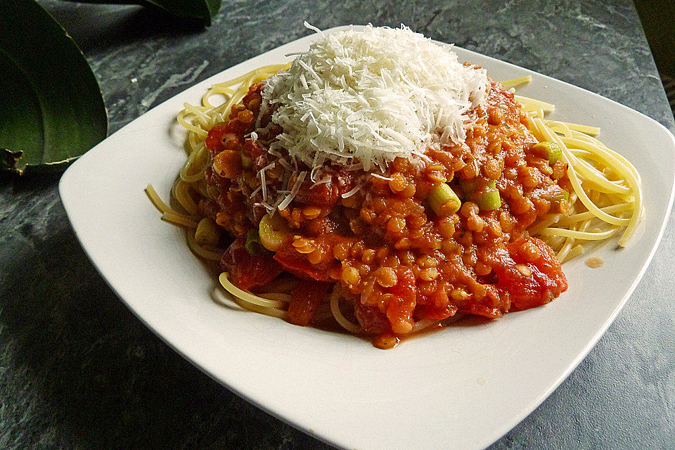 Linsenbolognese mit Pasta und Frühlingszwiebeln