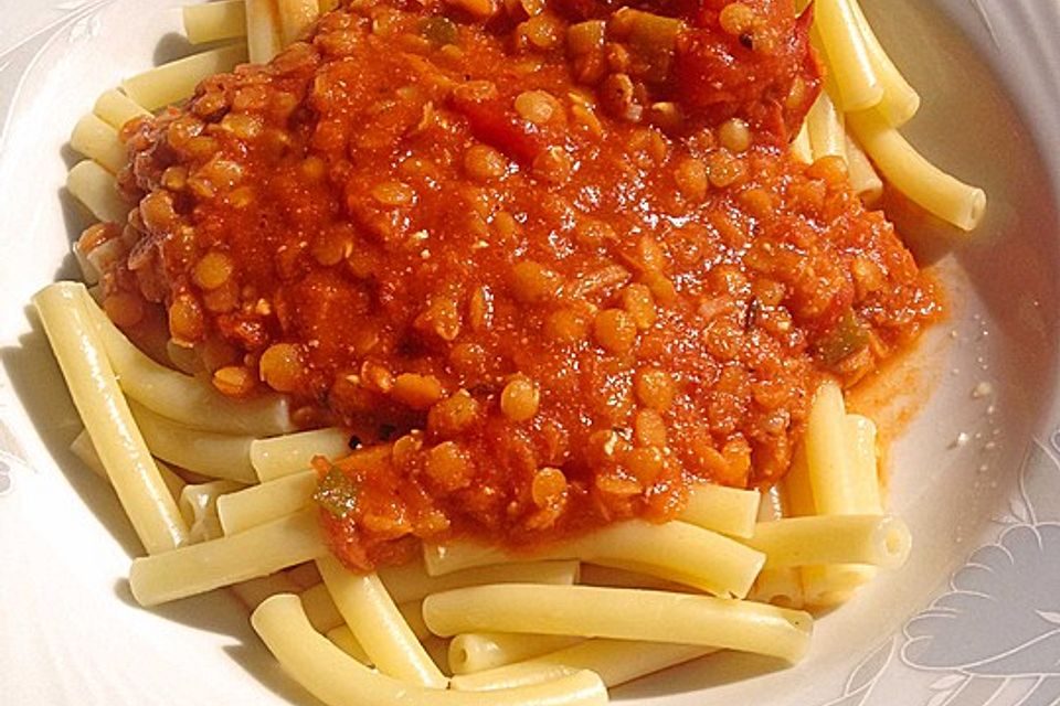 Linsenbolognese mit Pasta und Frühlingszwiebeln