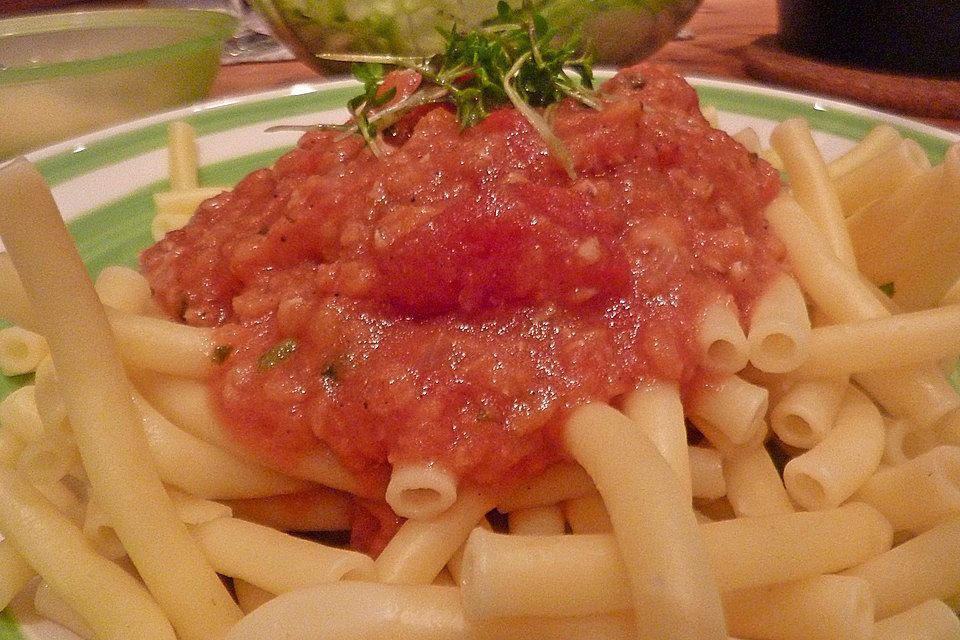 Linsenbolognese mit Pasta und Frühlingszwiebeln