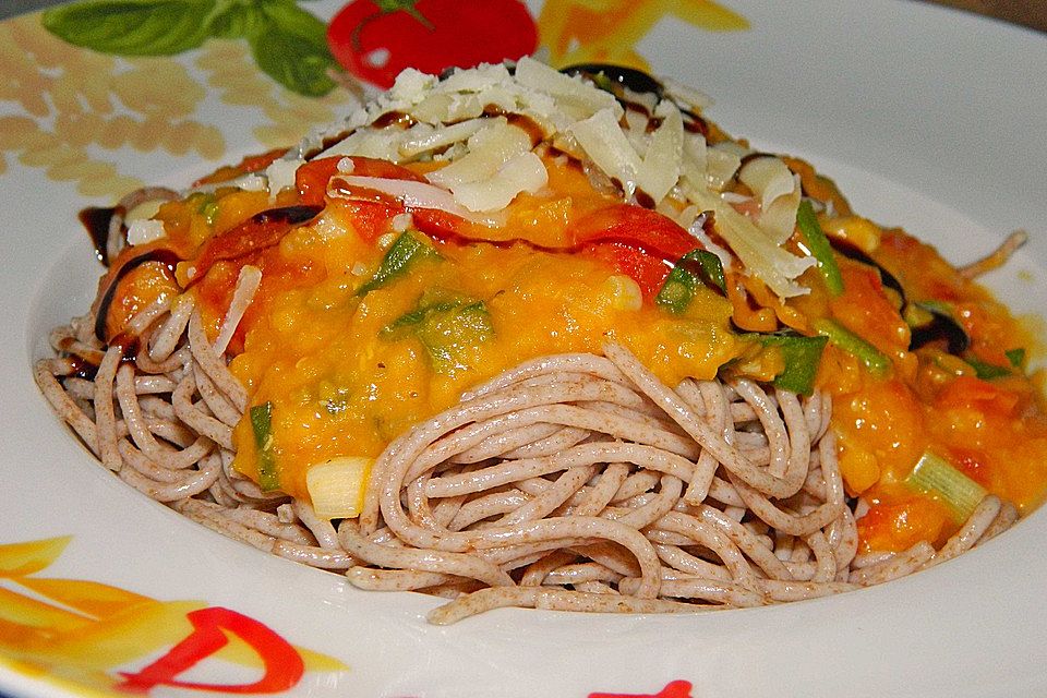 Linsenbolognese mit Pasta und Frühlingszwiebeln