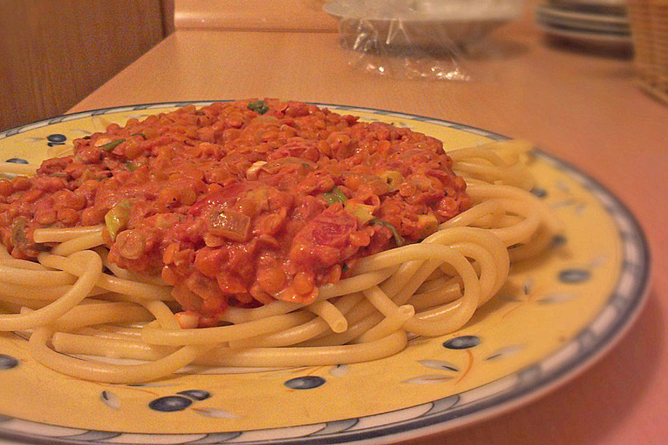 Linsenbolognese mit Pasta und Frühlingszwiebeln