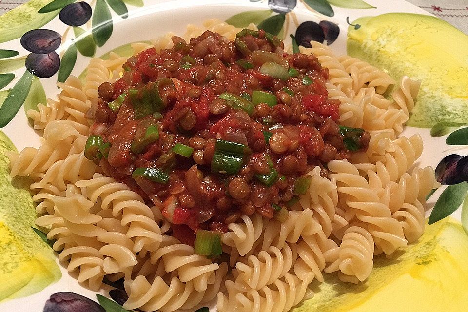 Linsenbolognese mit Pasta und Frühlingszwiebeln