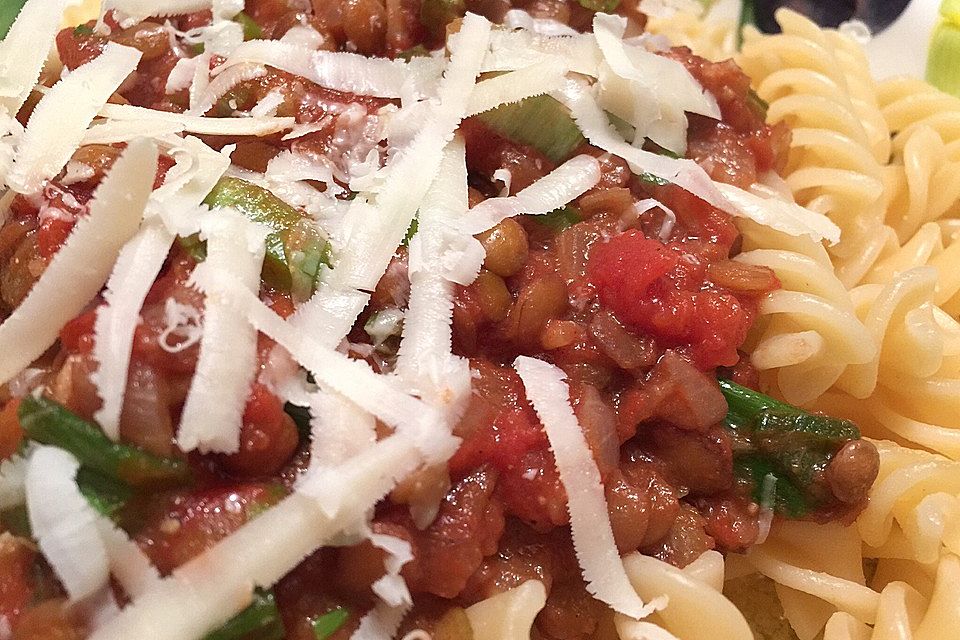 Linsenbolognese mit Pasta und Frühlingszwiebeln