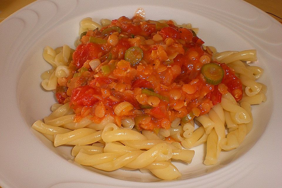 Linsenbolognese mit Pasta und Frühlingszwiebeln