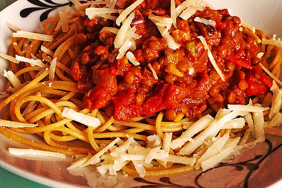 Linsenbolognese mit Pasta und Frühlingszwiebeln