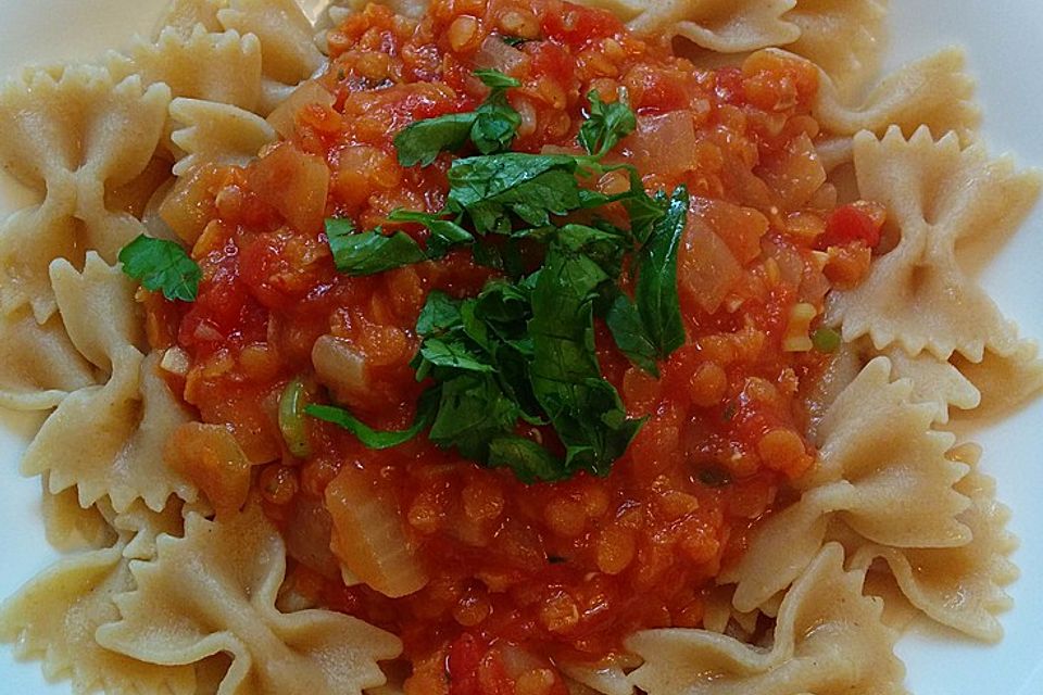 Linsenbolognese mit Pasta und Frühlingszwiebeln