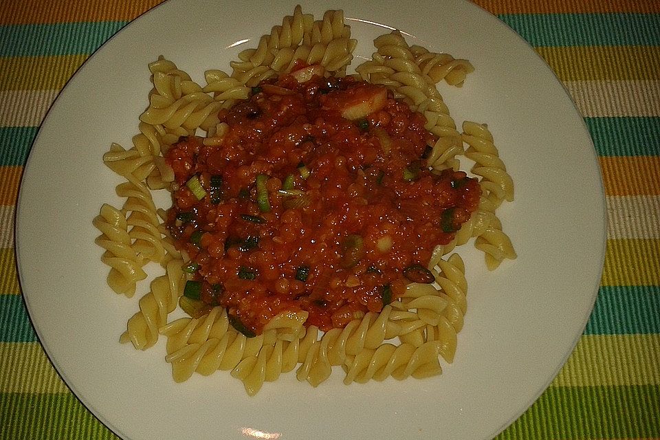 Linsenbolognese mit Pasta und Frühlingszwiebeln