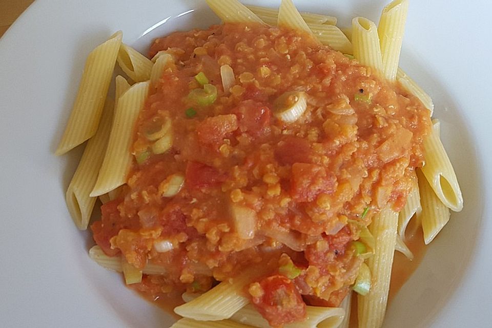 Linsenbolognese mit Pasta und Frühlingszwiebeln