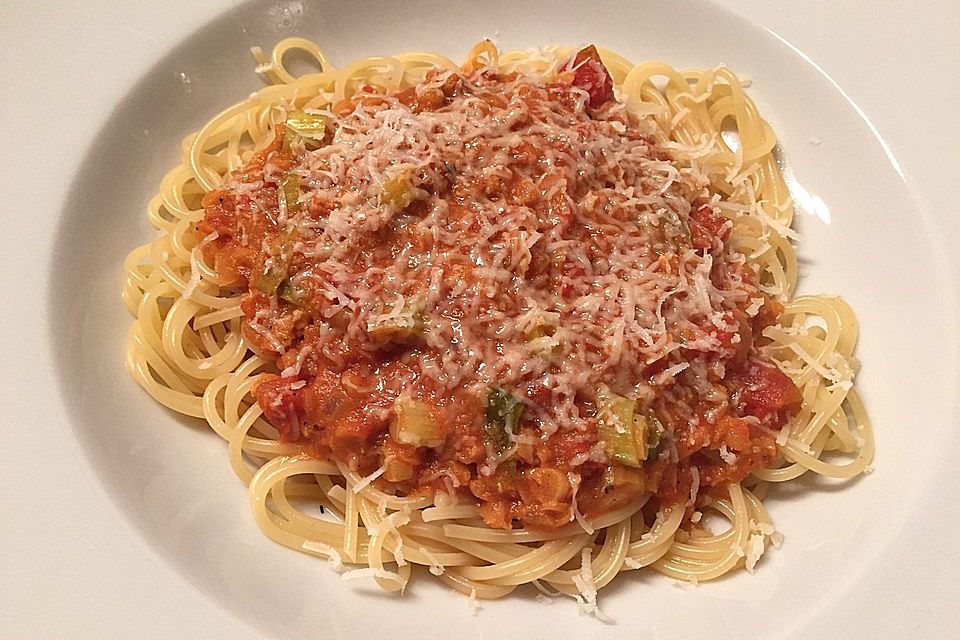 Linsenbolognese mit Pasta und Frühlingszwiebeln