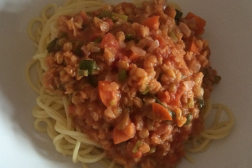 Linsenbolognese mit Pasta und Frühlingszwiebeln