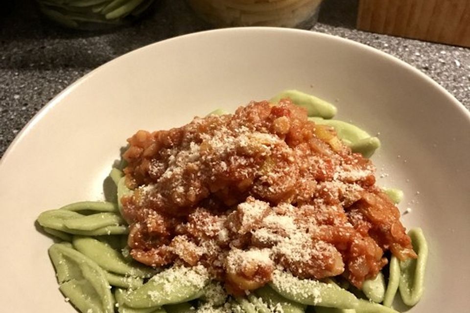 Linsenbolognese mit Pasta und Frühlingszwiebeln