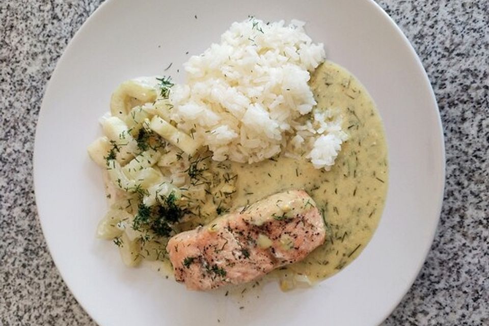 Lachs mit zartem Gurkengemüse in Dillsauce