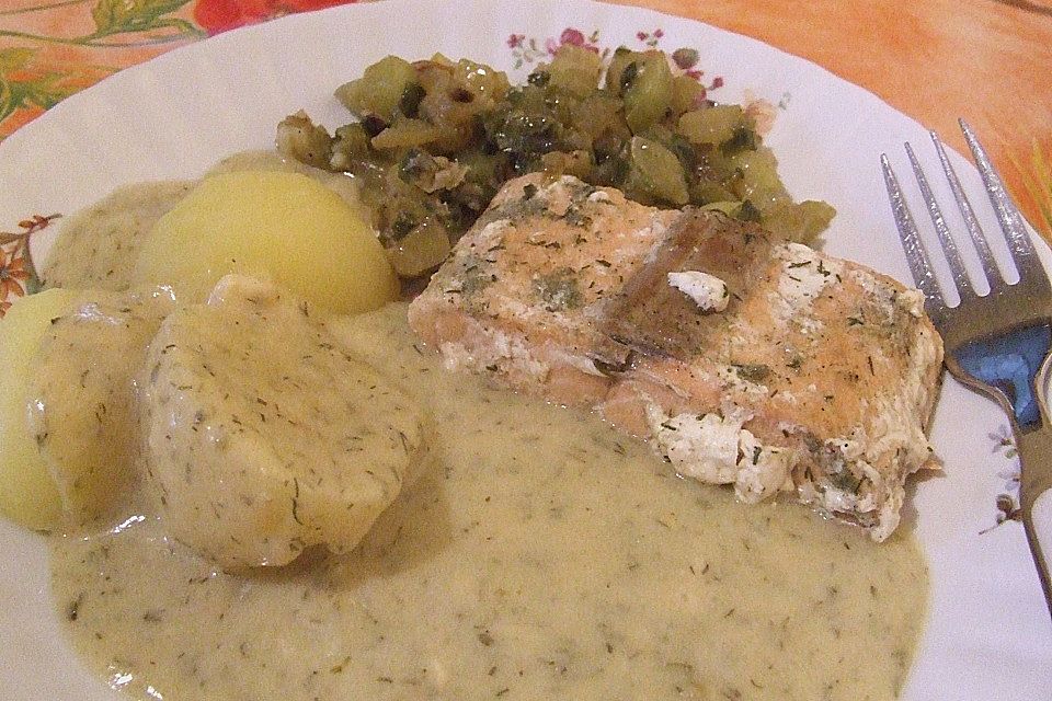 Lachs mit zartem Gurkengemüse in Dillsauce