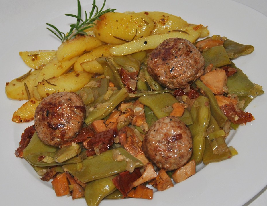 Bohnen-Pfifferlingspfanne mit Hackbällchen von Sivi | Chefkoch Bohnen-Pfifferlingspfanne mit Hackbällchen von Sivi | Chefkoch