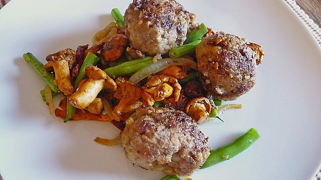 Bohnen-Pfifferlingspfanne mit Hackbällchen von Sivi Bohnen-Pfifferlingspfanne mit Hackbällchen von Sivi
