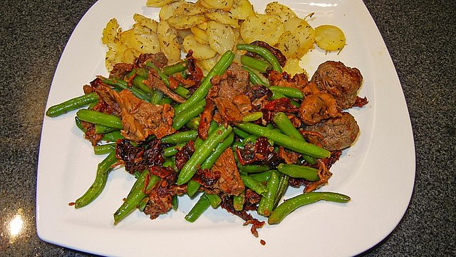 Bohnen-Pfifferlingspfanne mit Hackbällchen von Sivi Bohnen-Pfifferlingspfanne mit Hackbällchen von Sivi