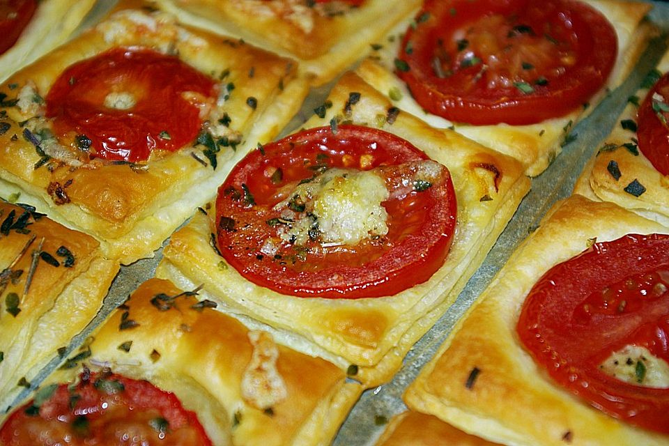 Blätterteig-Tomaten-Quadrate