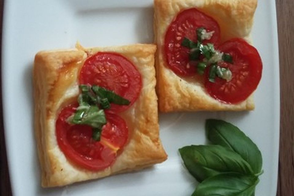 Blätterteig-Tomaten-Quadrate