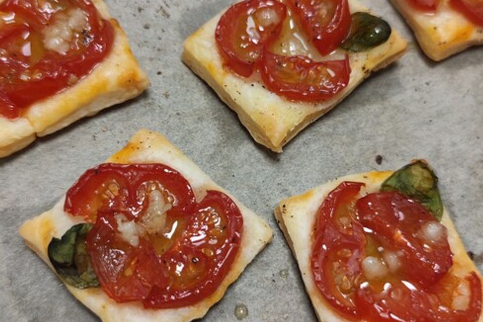 Blätterteig-Tomaten-Quadrate