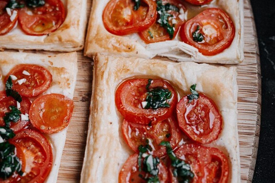 Blätterteig-Tomaten-Quadrate