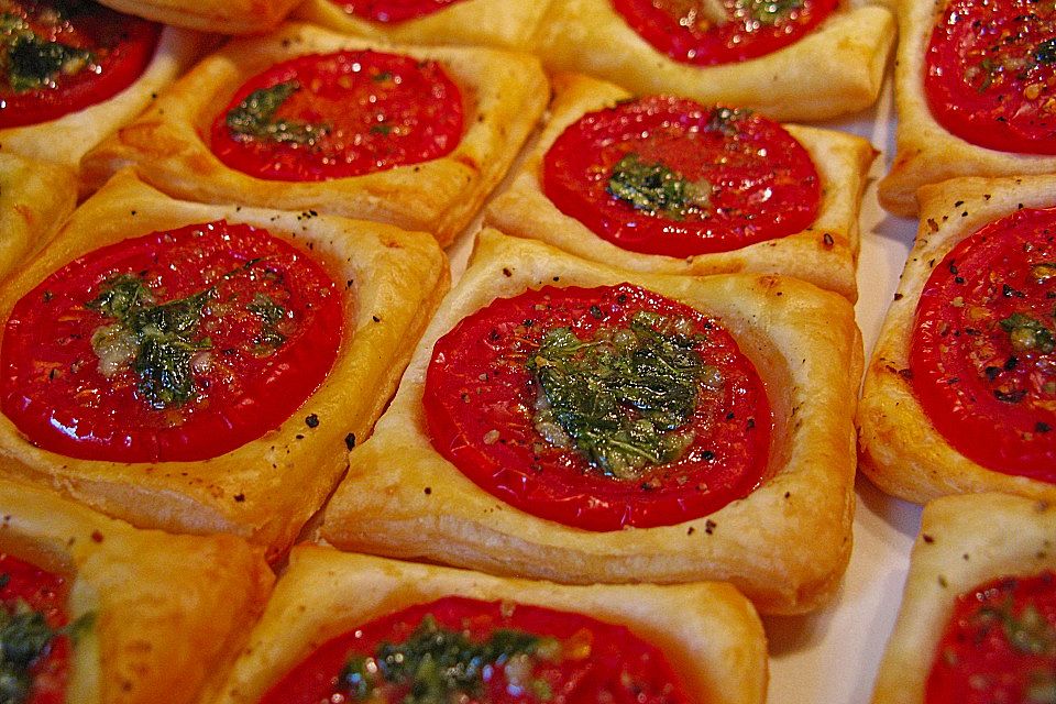 Blätterteig-Tomaten-Quadrate