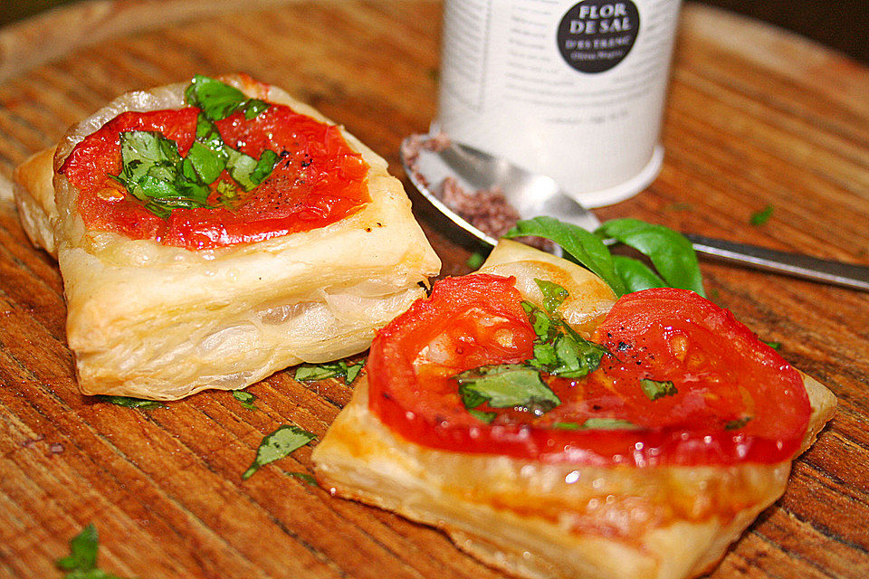 Blätterteig-Tomaten-Quadrate