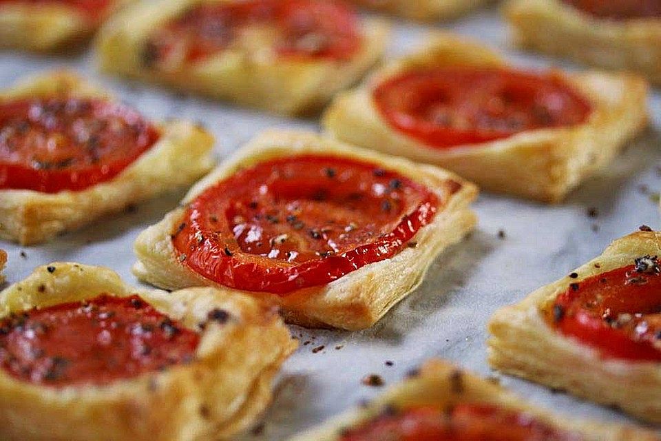 Blätterteig-Tomaten-Quadrate